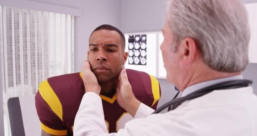 footbal p layer exmined for concussion symptoms