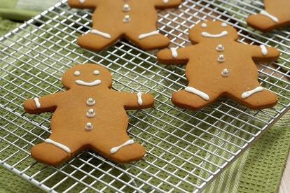 google eliminating third-party cookies - image of three gingerbread cookie people on a cooling rack